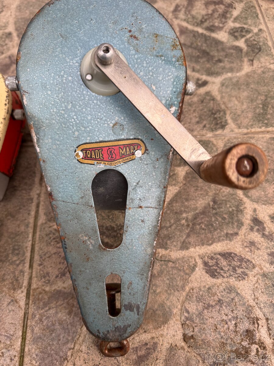 Starý kráječ nudlí - Kovozávod Semily ČSSR - 2ks - 2