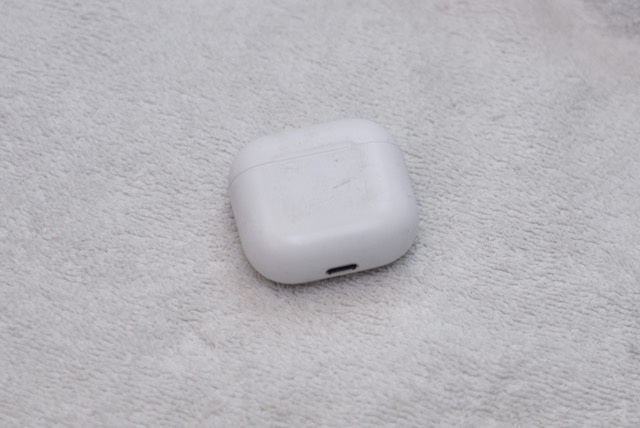 Apple AirPods (4. gen.) s nabíjecím pouzdrem – v záruce - 2