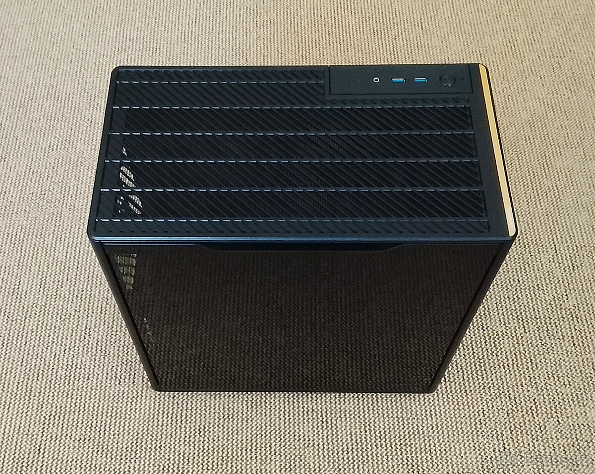 In Win A5 midi ATX skříň - 2