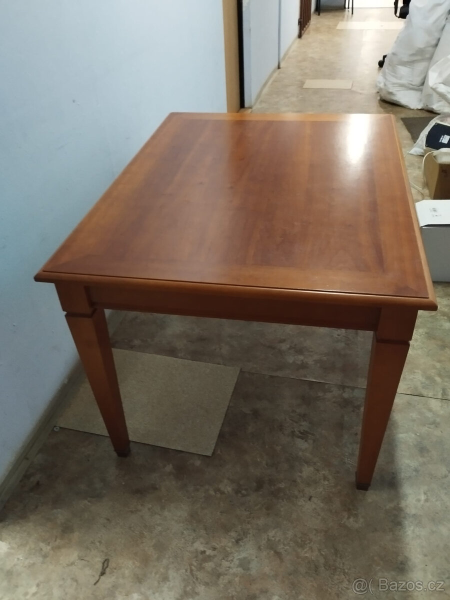 Hnědý jídelní stůl - 2