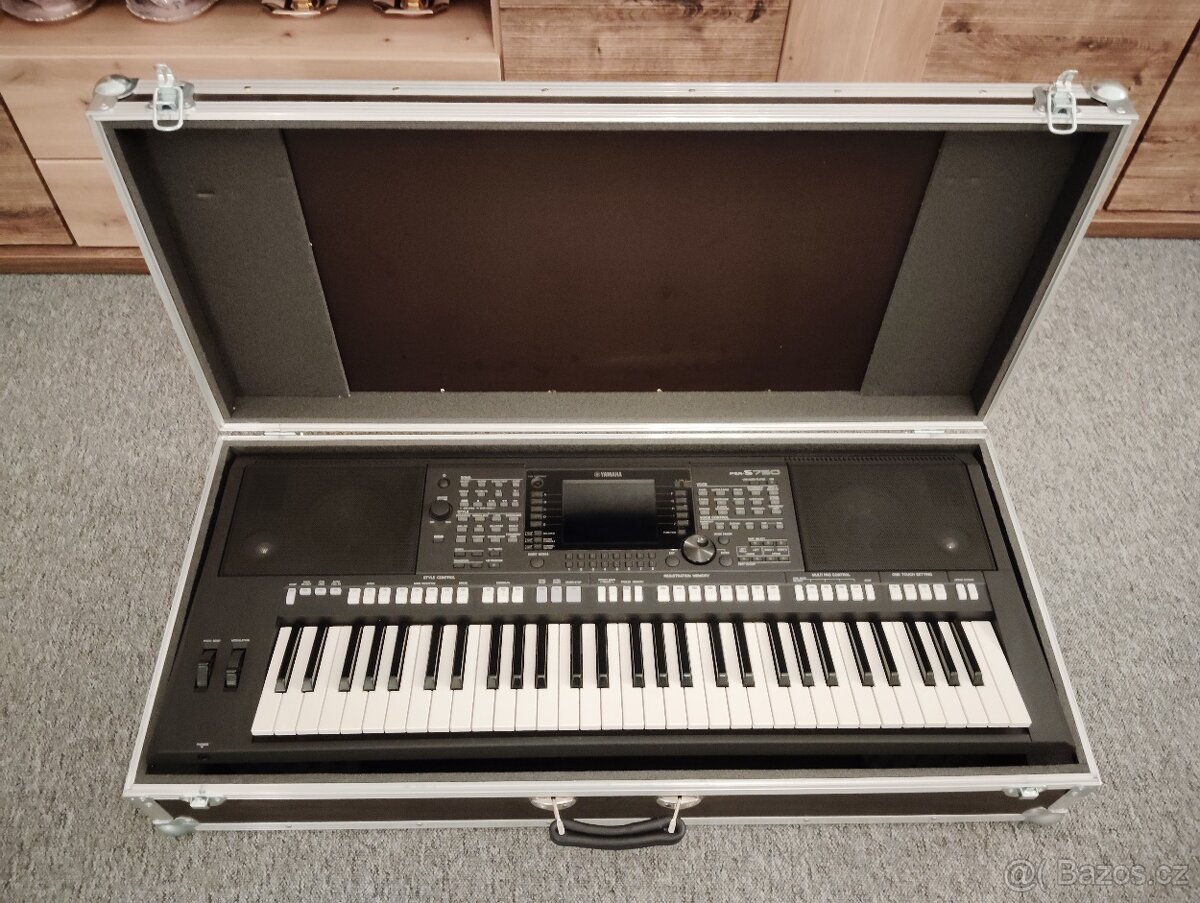 Yamaha PSR S750 - 2