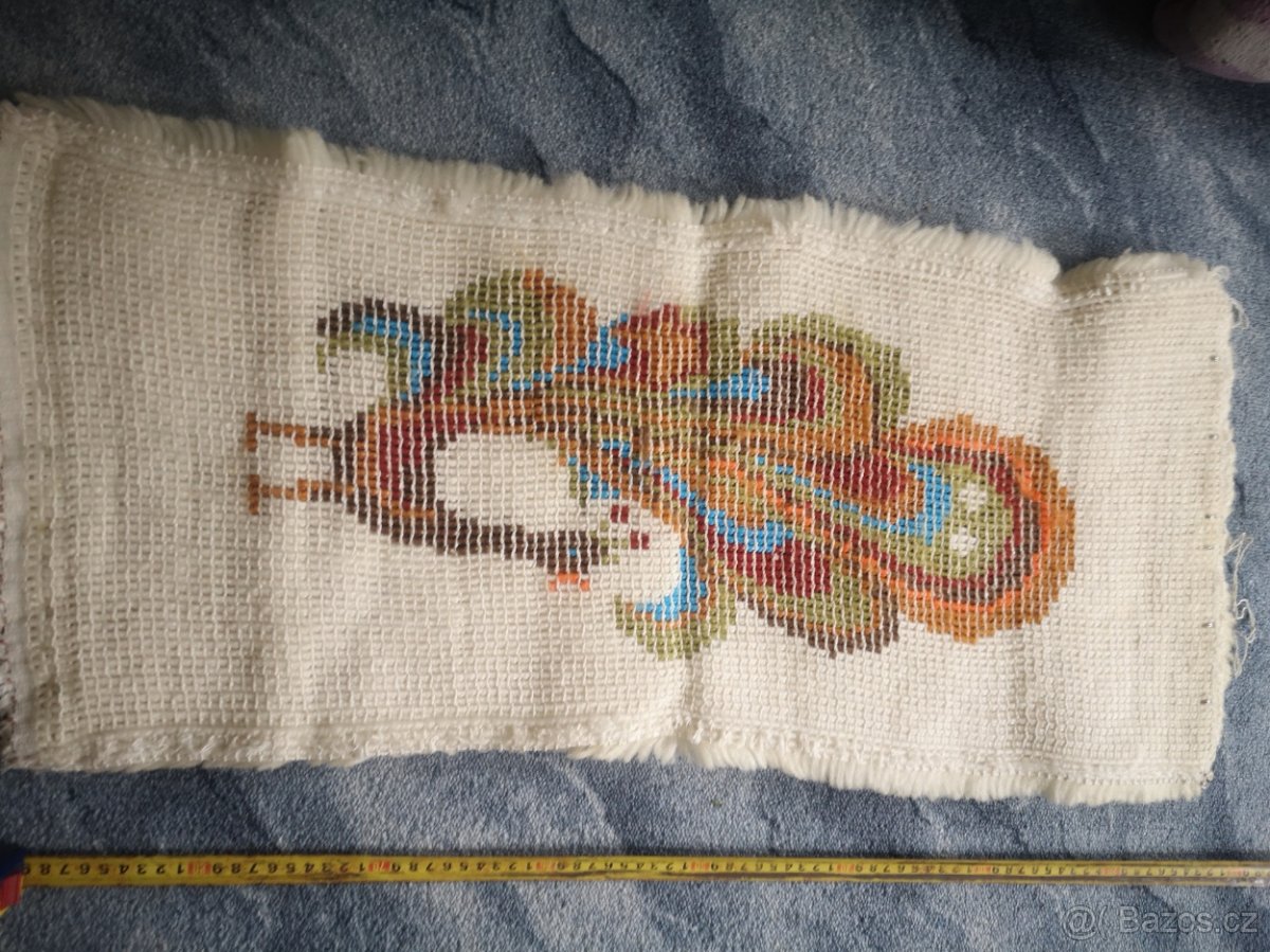 Ručně vyšívaný páv - 2