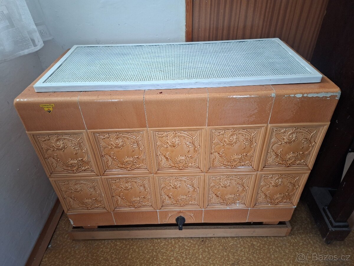 Kachlová elektrická kamna. - 2