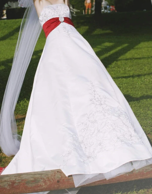 Svatební šaty bílo-červené - 2