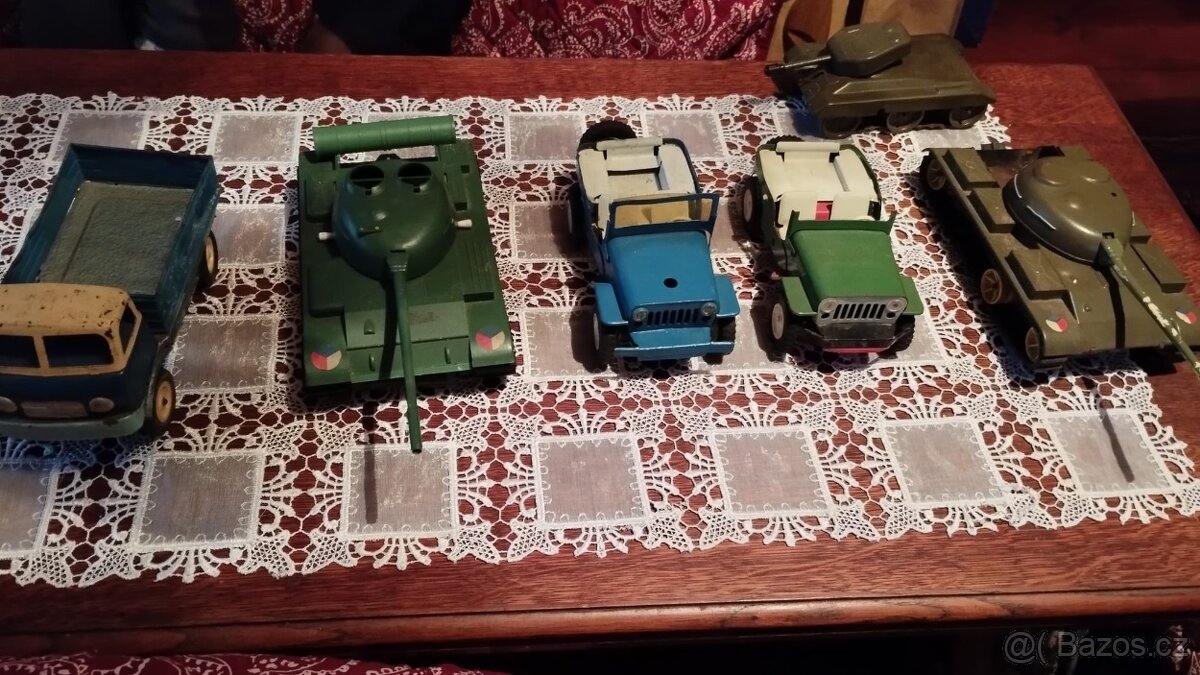 Prodám vojenské autíčka: - 2