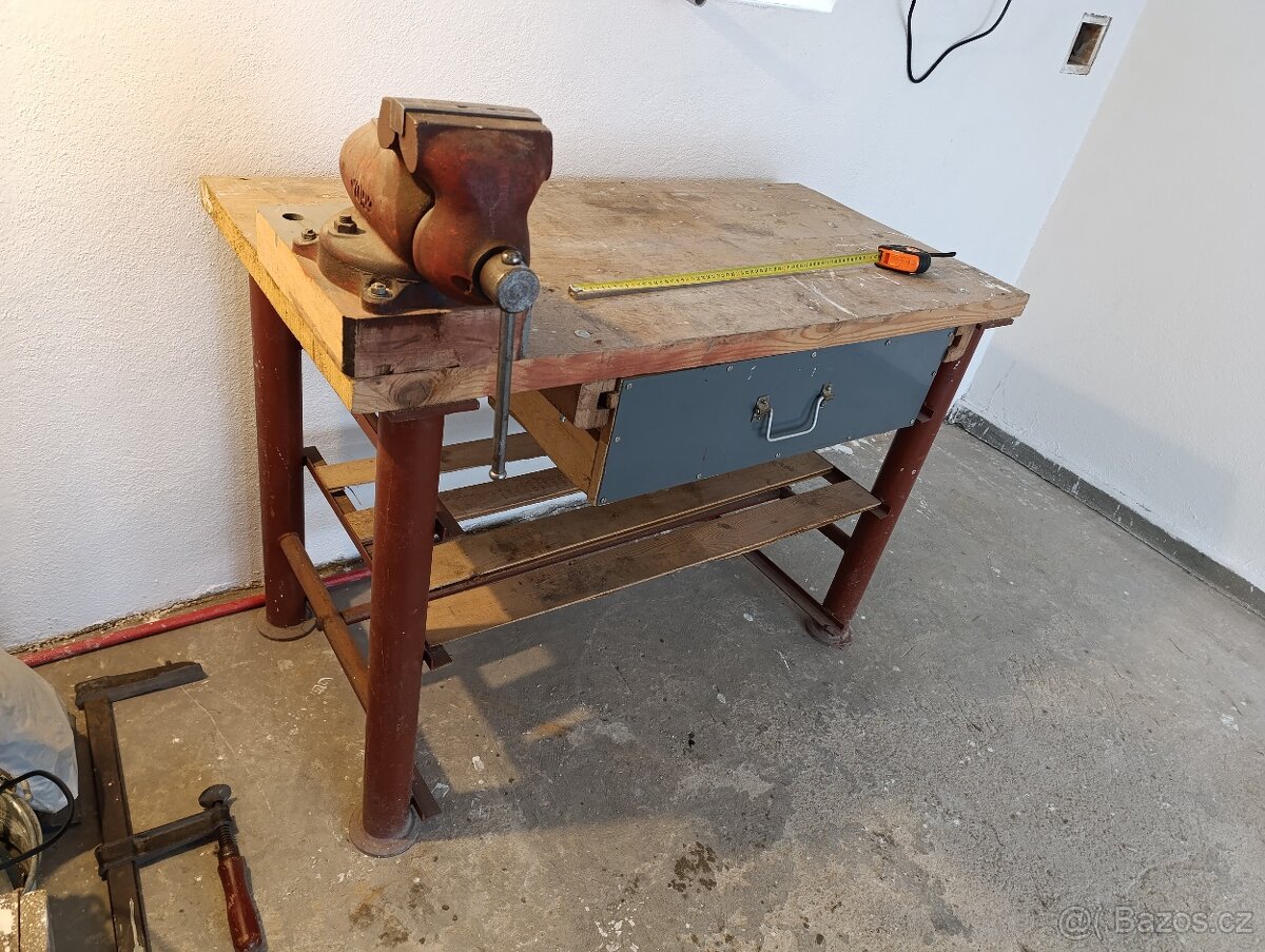 Prodám masivní garážový ponk se svěrákem. - 2