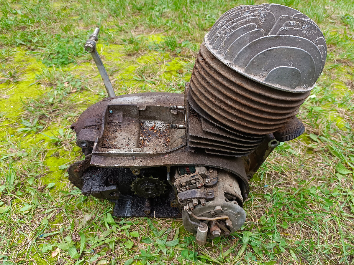 Starý motor na motocykl jawa čz typ 356 175 - 2