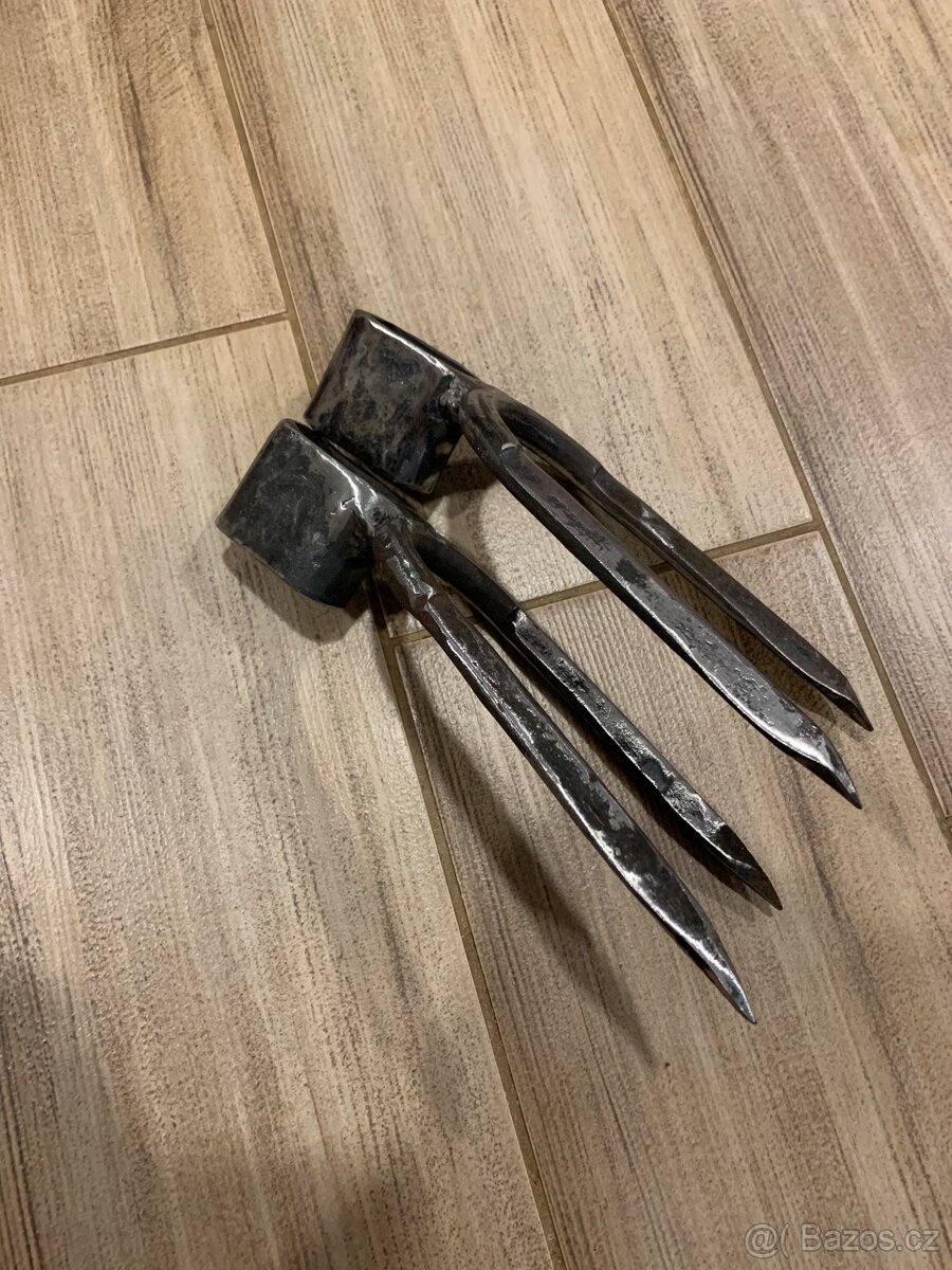 Kovaný kopáč, motyka - dvouhrotá. - 2