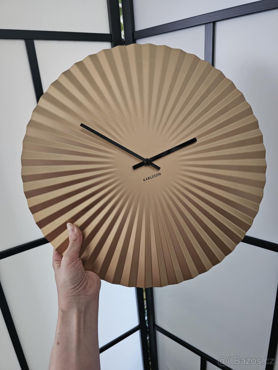 Zlaté nástěnné hodiny Karlsson - 2