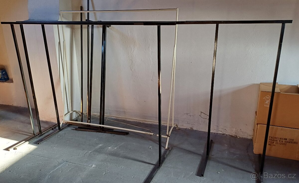 regál a věšáky - 2