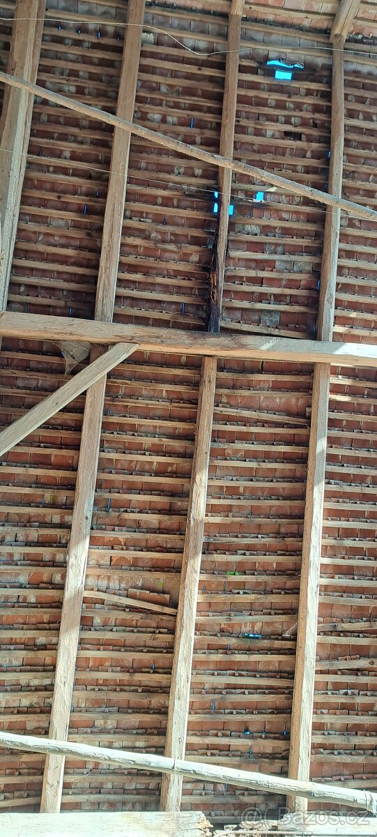 Staré trámy za odvoz. - 2