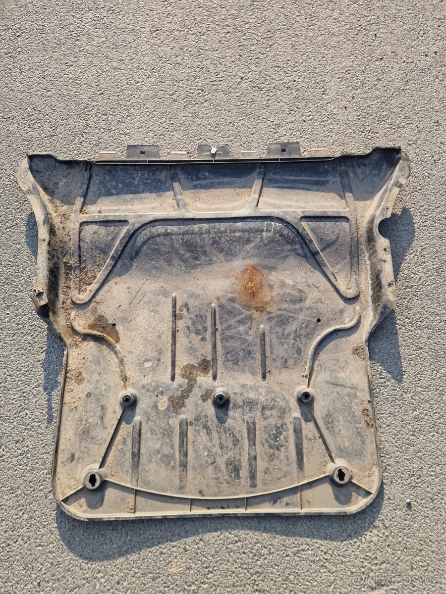 Octavia IV - plast pod motor - 2