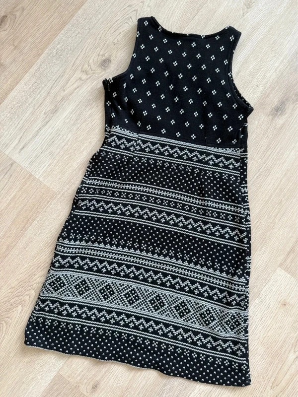 Pohodlné minimalistické šaty - 2