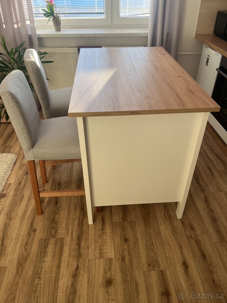 Ostrůvek s bar. židličkami - 2