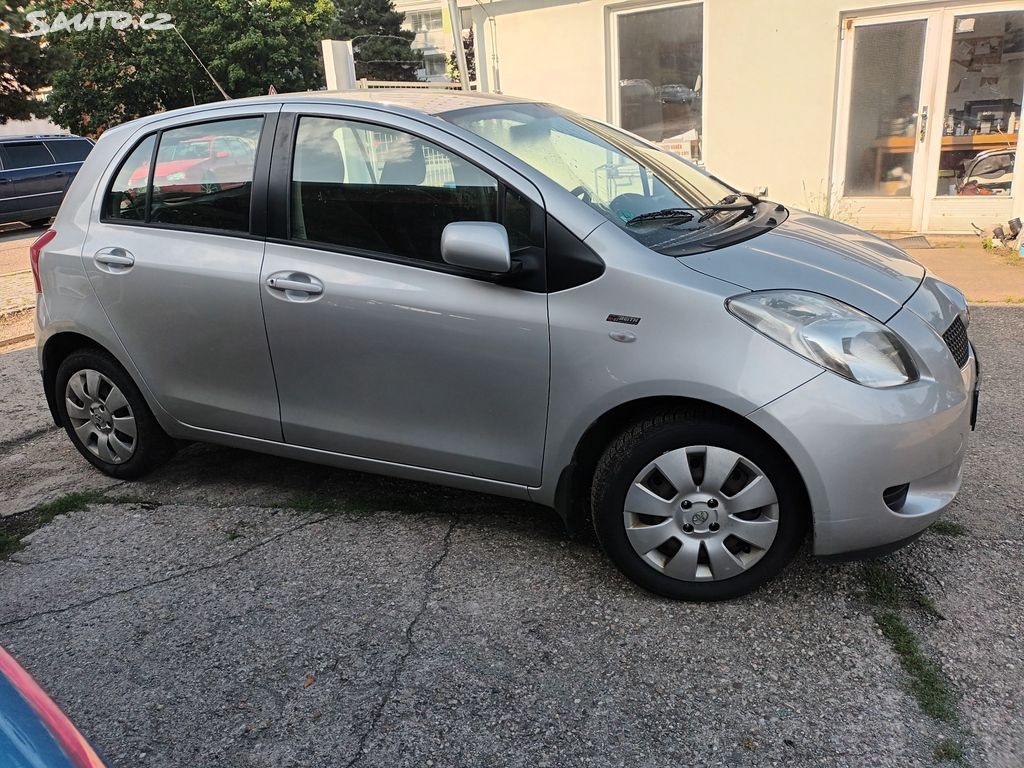 Toyota Yaris, 1.3VVT-I 63KW servisovaný - 2