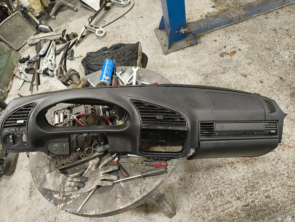 Palubní deska BMW E36 coupe facelif - 2