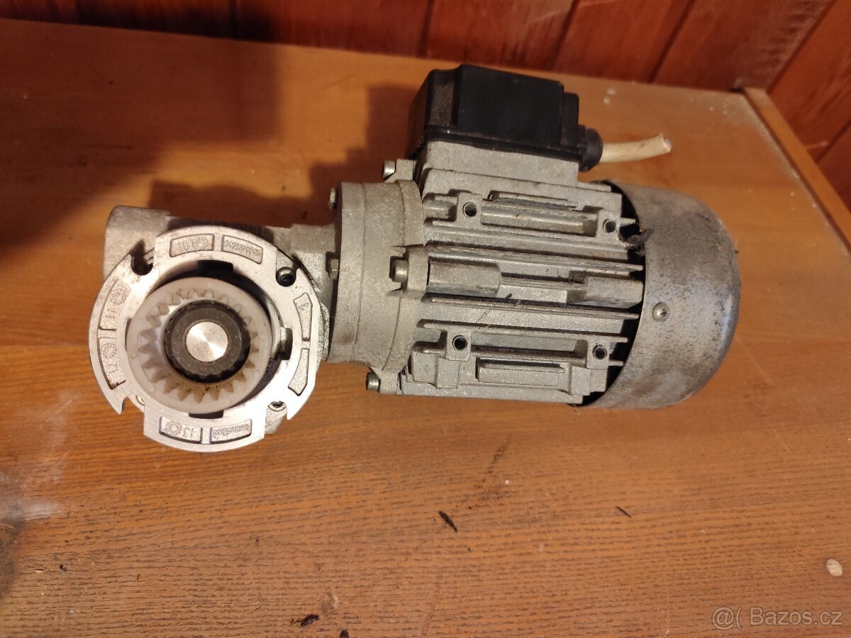 Elektromotor s úhlovou převodovkou - 2