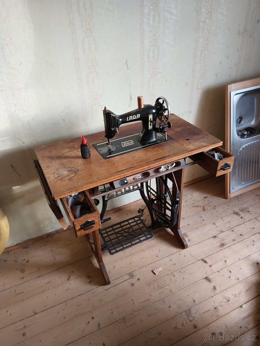 Retro šicí stroj Lada - 2