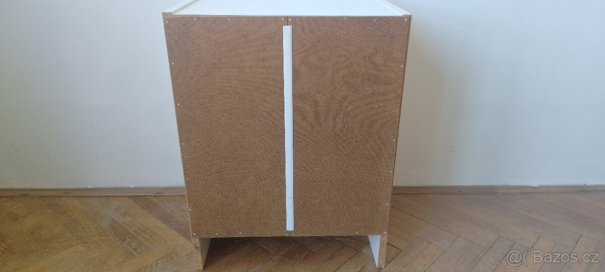 Bílý noční stolek 41 x 30 x 54 cm - 2