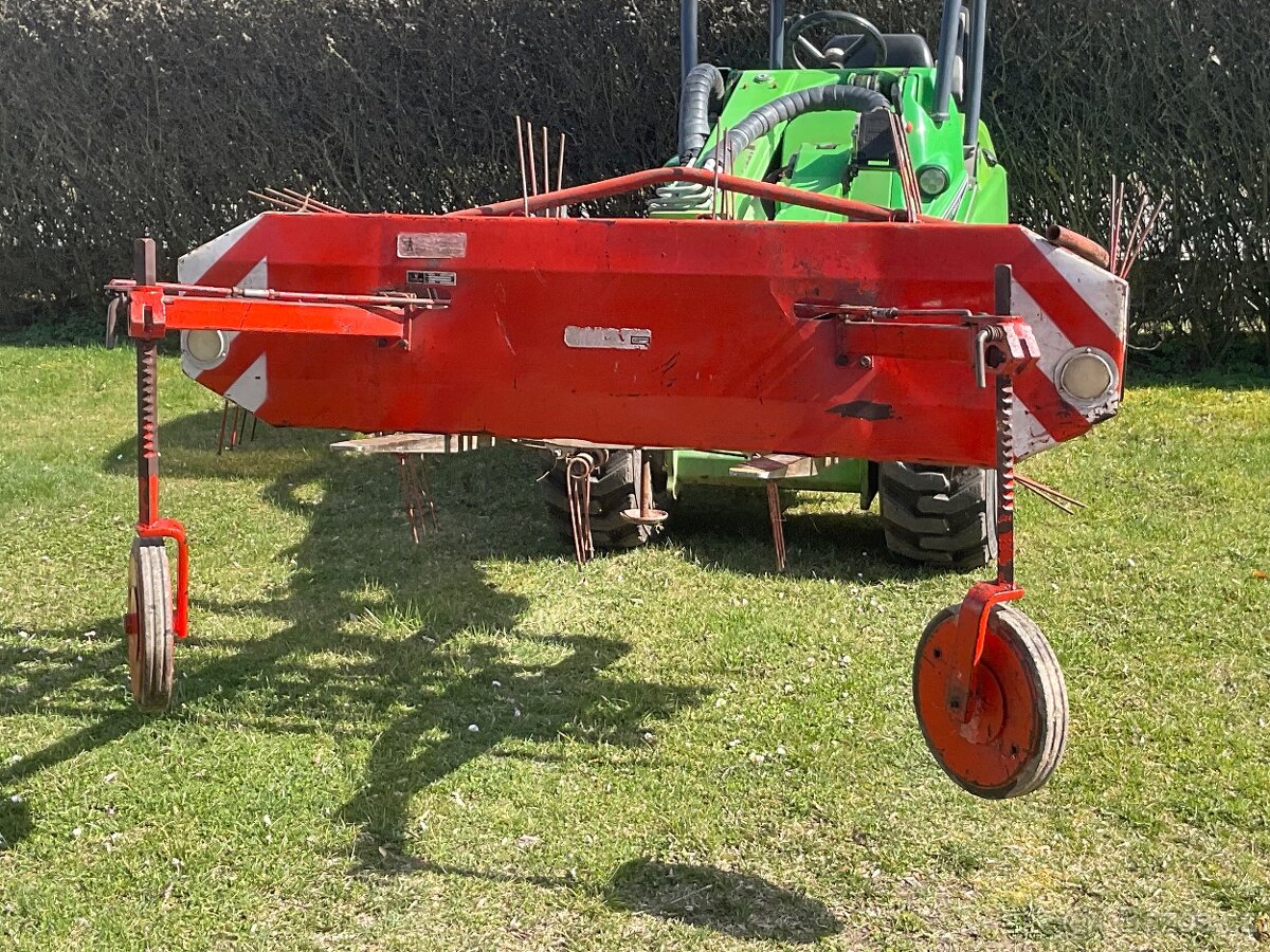 Obraceč sena MF-70 - 2
