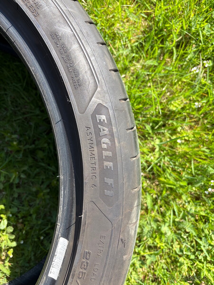 Letní pneu 235/40/19 - 2