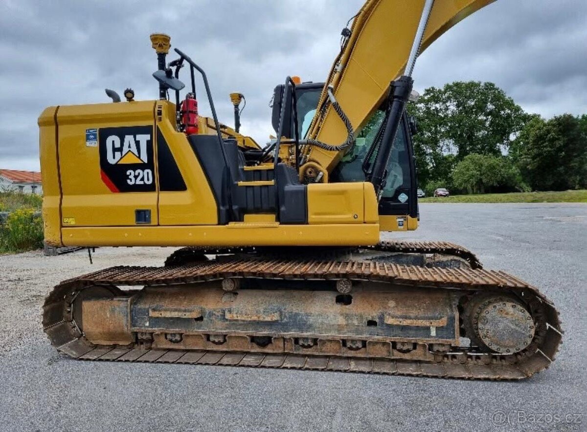 Pásový bagr CAT 320 - 2