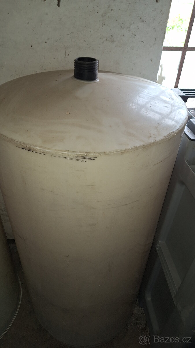 nádoba na vodu / víno 700 litrů - 2
