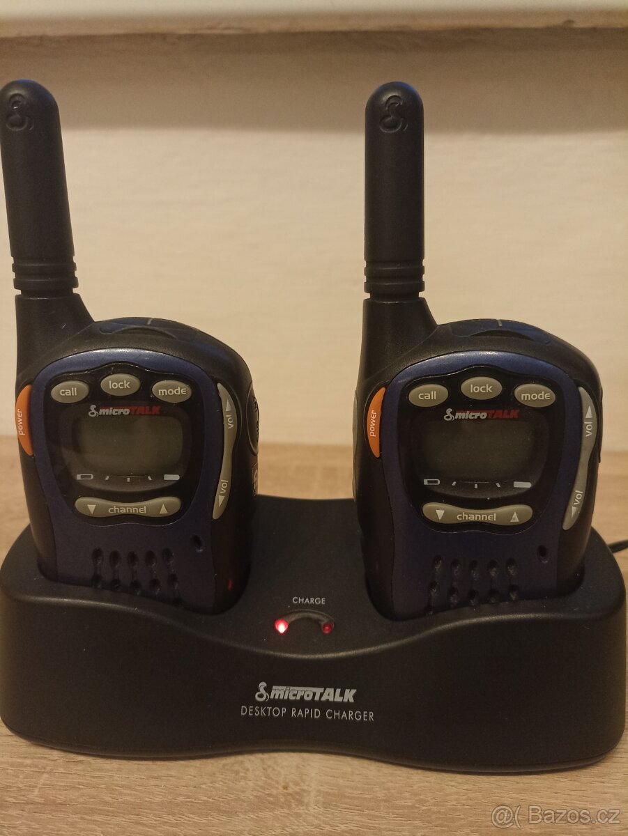 Vysílačky Cobra Microtalk MT725 s nabíjecí stanicí. - 2