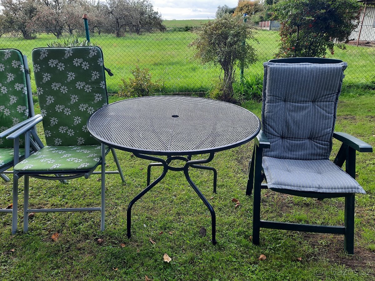 Kovový stůl- tahokov 2 ks,hliníková křesílka 4 ks,plast.křes - 2