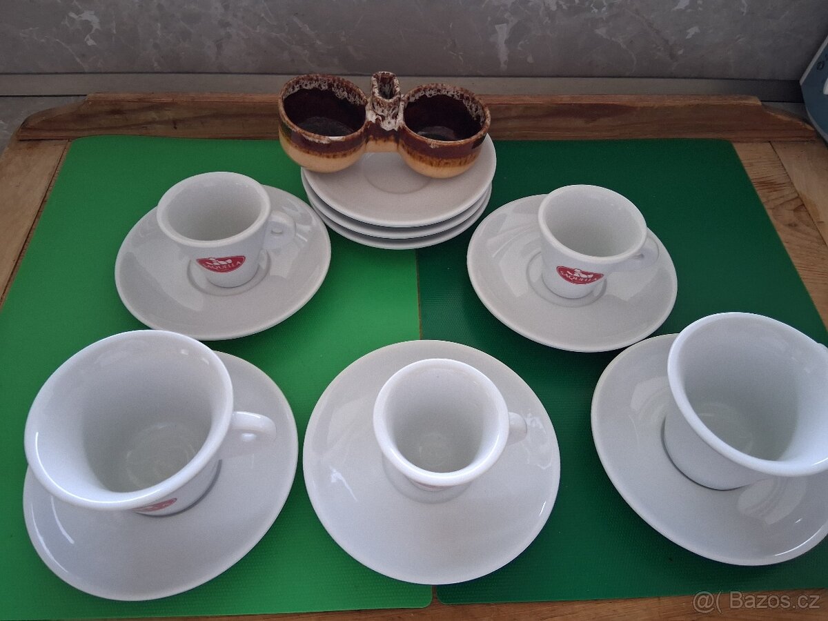 Talířky, hrneĉky s slánka. - 2