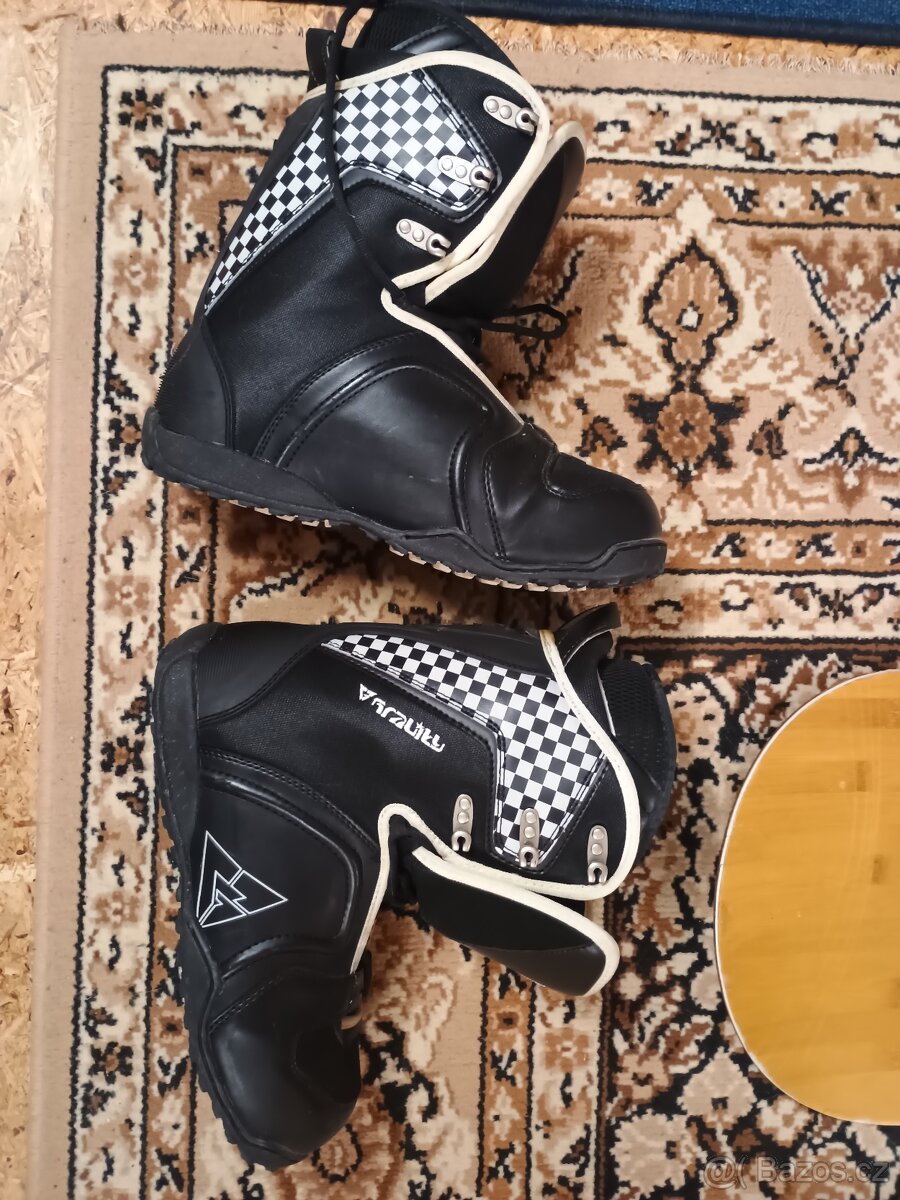 Snowboard, boty a mini lyže - 2