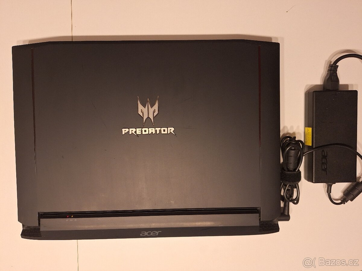 Starší herní notebook Acer Predator - 2