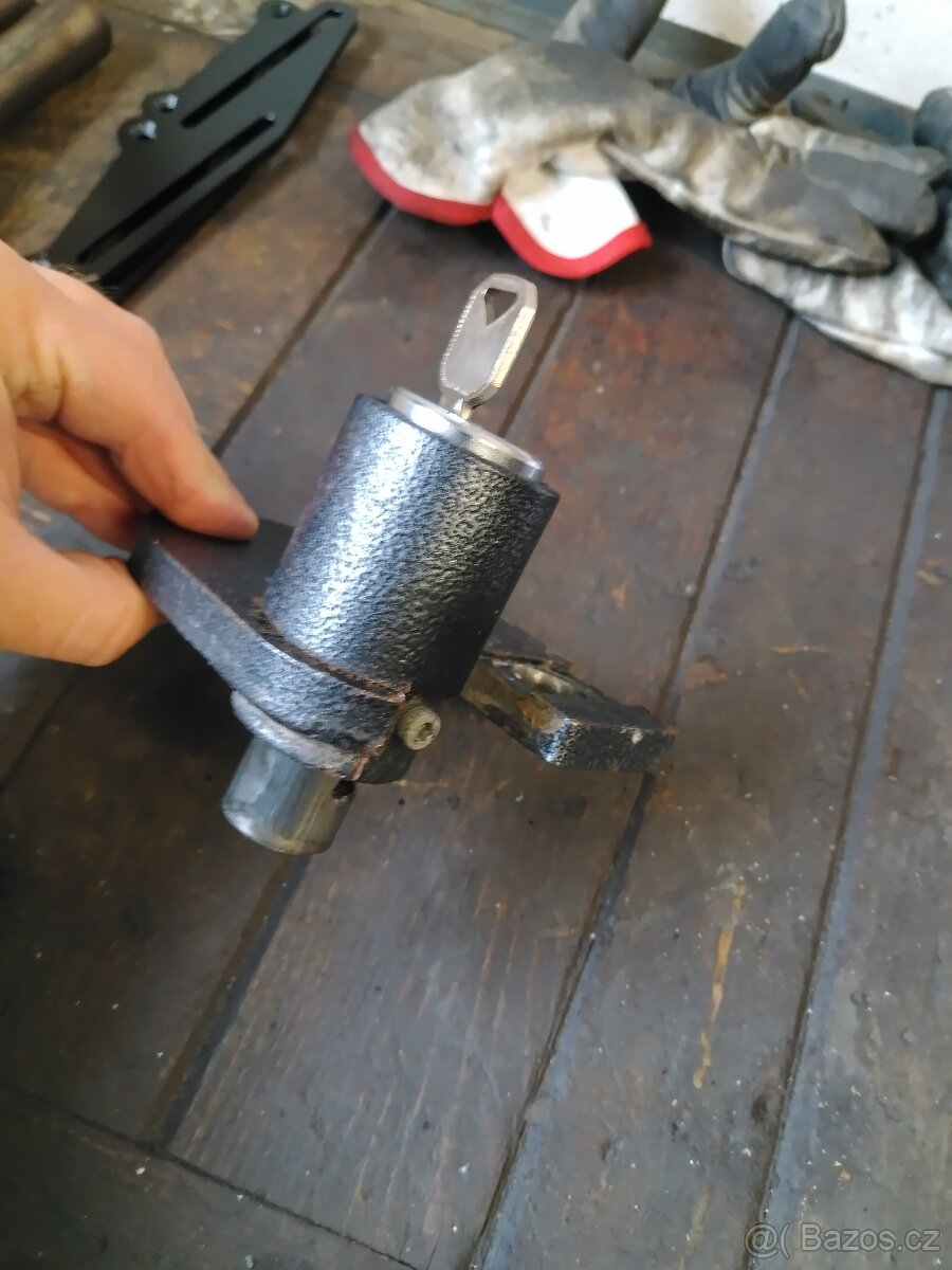 Tenere 700 zámek - 2