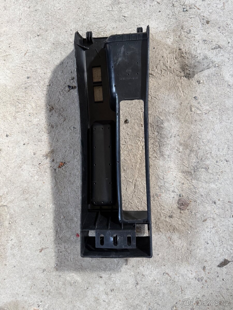 E30 - kryt okolo ruční brzdy - 2