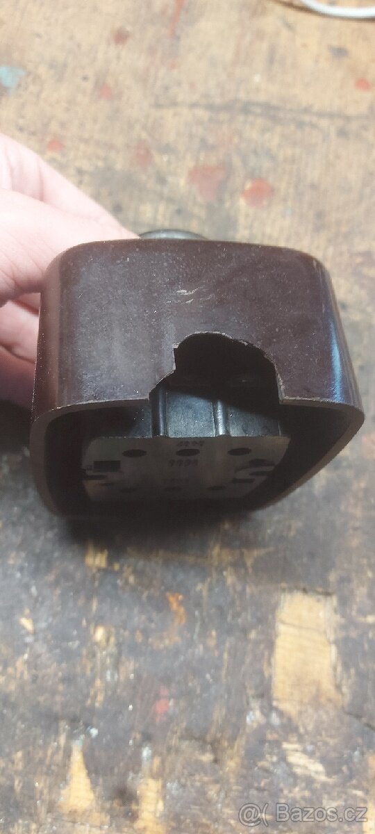 Bakelitový vypínač - 2