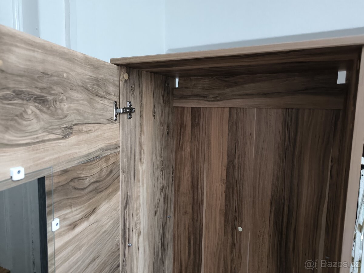 Skleněná vitrína s LED světly - 2