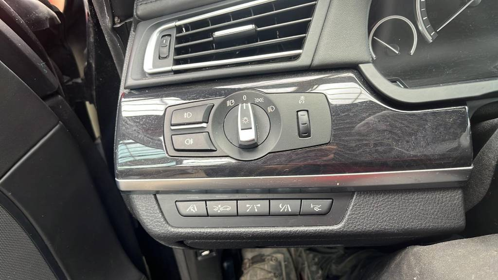 BMW 7 F01 interiér, sedačky s TV - 2