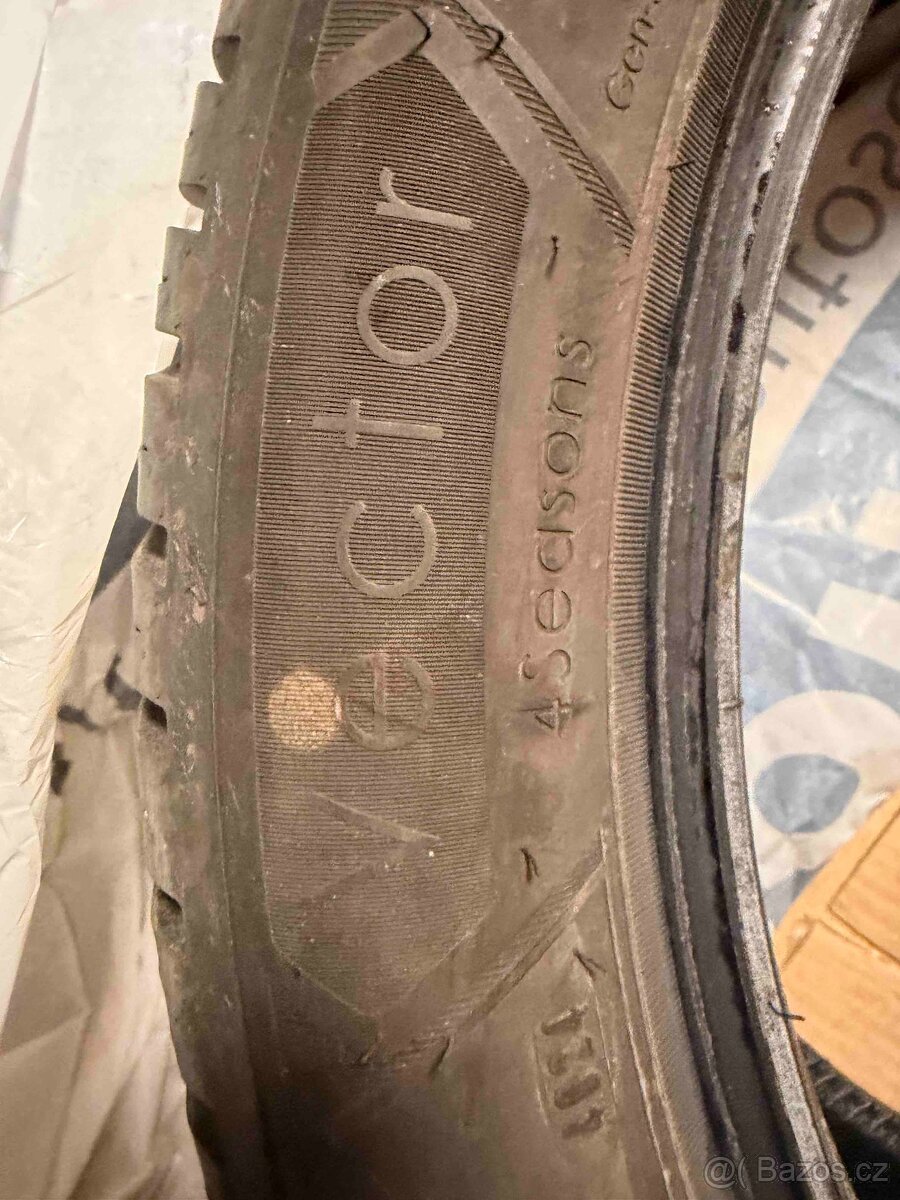 245/45/19 goodyear celoročně , zánovní ,mesic stare - 2