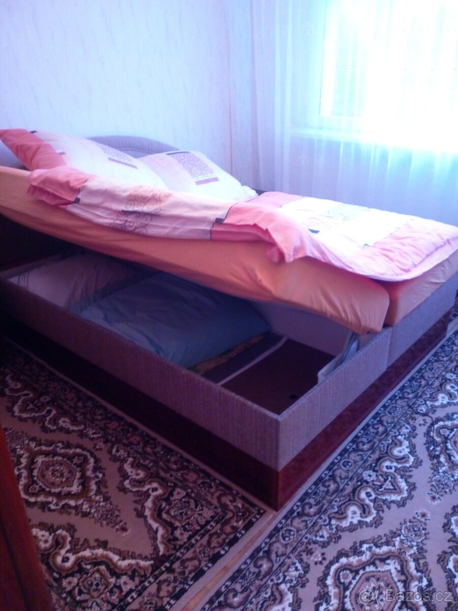 Manželská postel vyvýšená. - 2