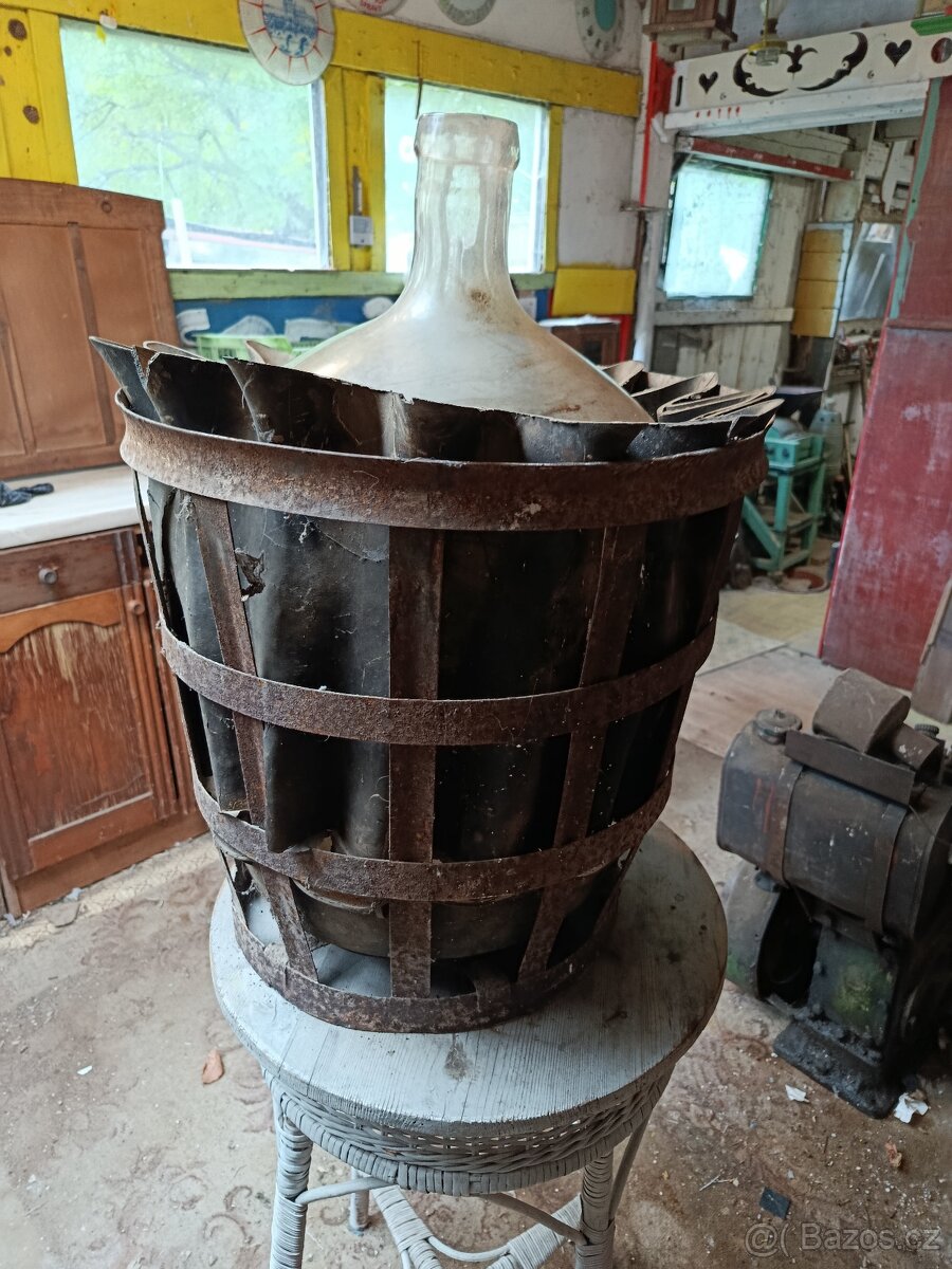 Velký starý demižón 50L v kovovém koši - 2