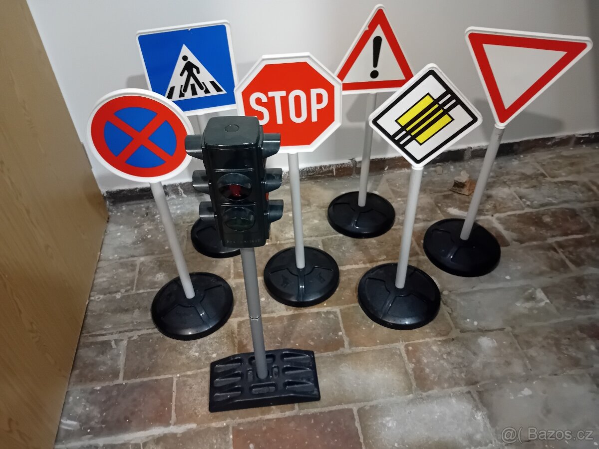 Velké dopravní značky + funkční automatický semafor - 2
