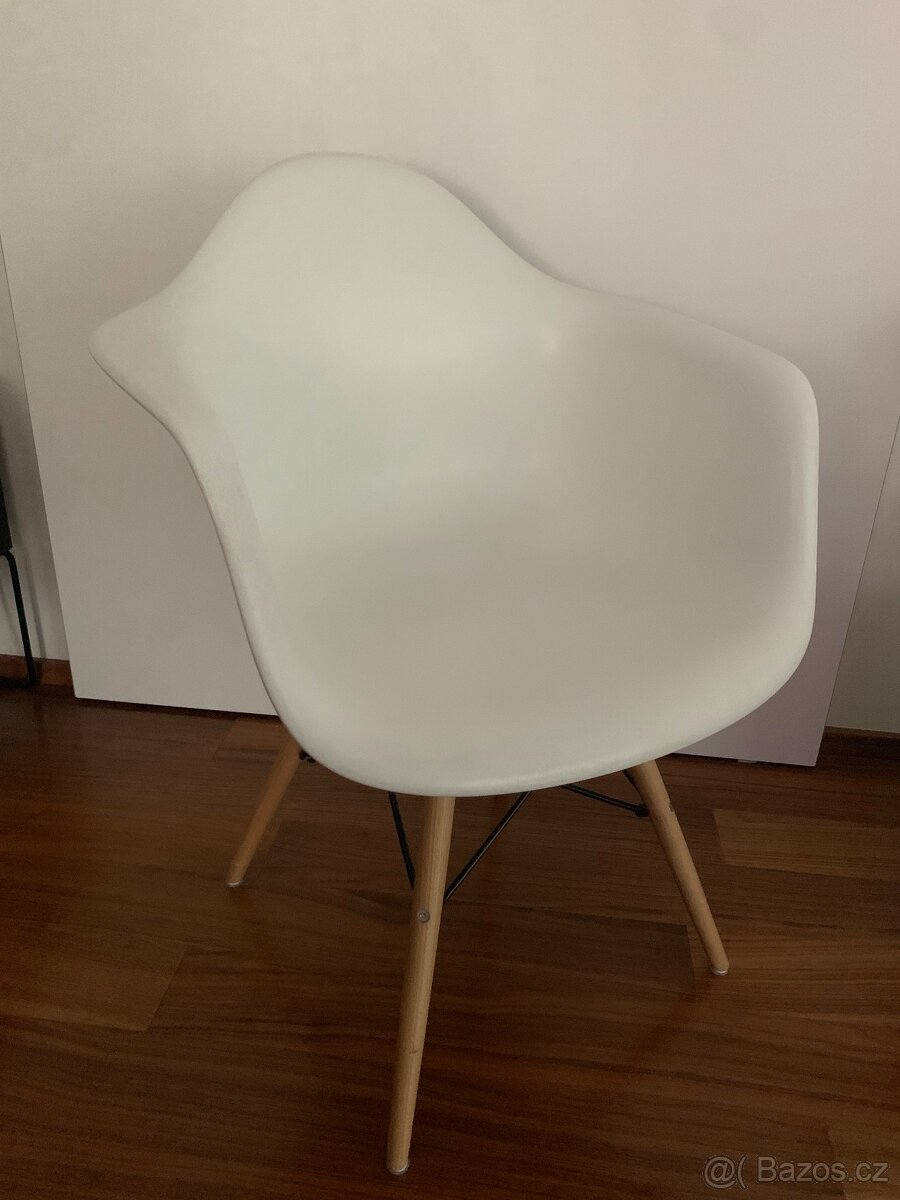 Bílá židle - 2