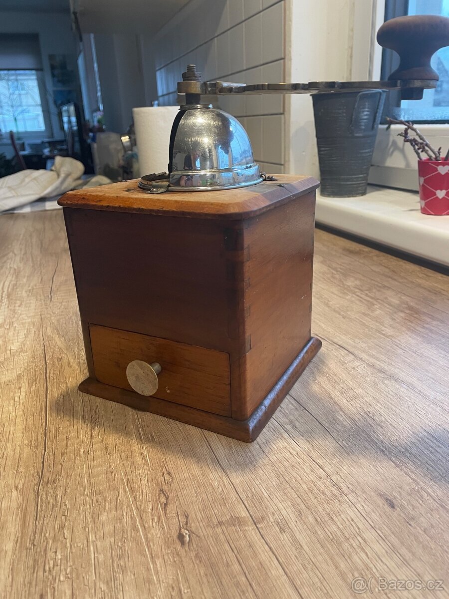 Krásný starý mlýnek na kávu po babičce - 2