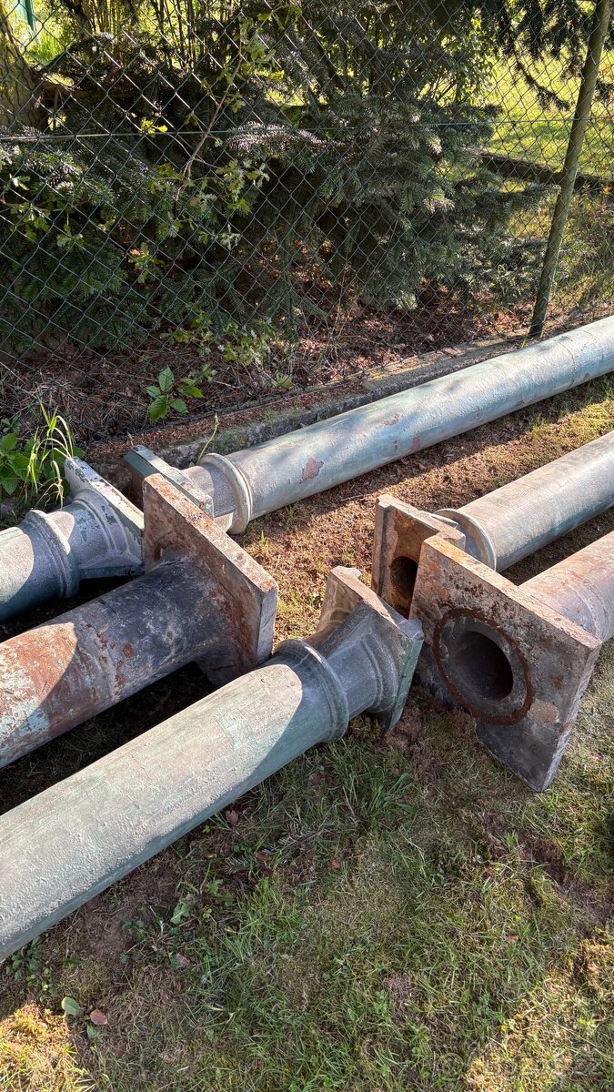 Litinové sloupy 6ks s patkami - 2