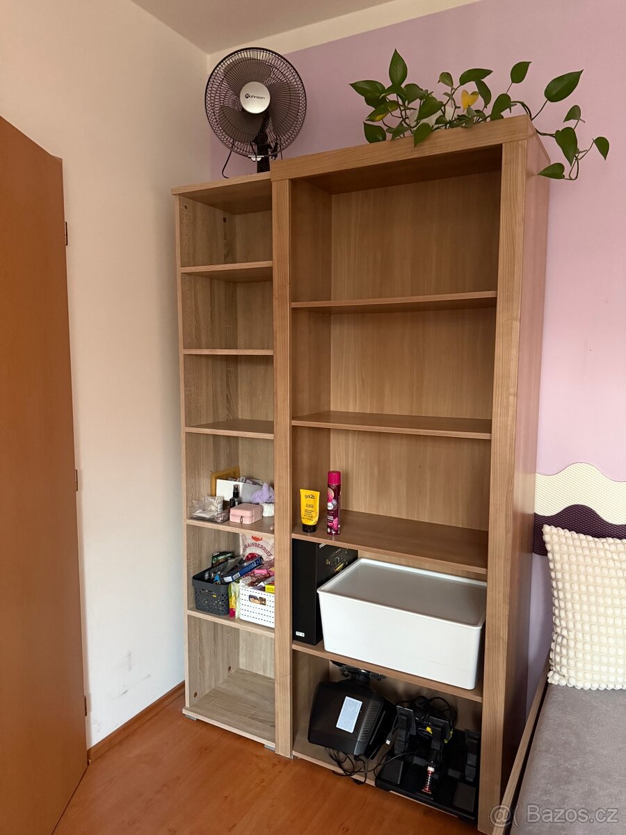 Dřevěné regály/knihovna. - 2