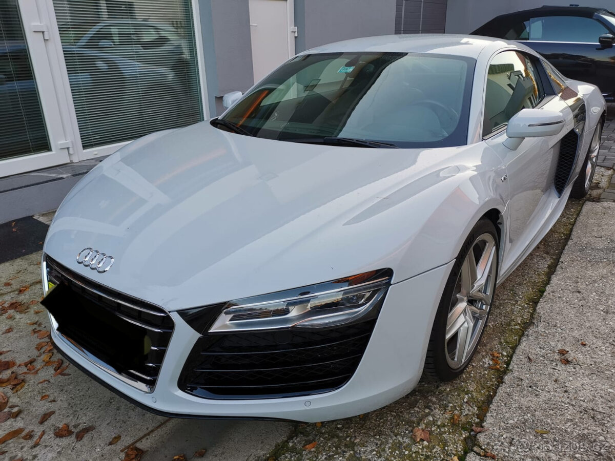 Audi R8 5.2 V10 facelift manuál - 2