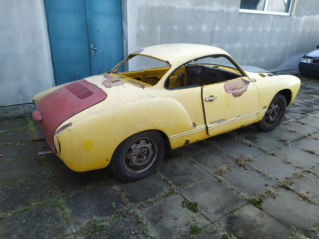 VOLKSWAGEN KARMANN GHIA - 2