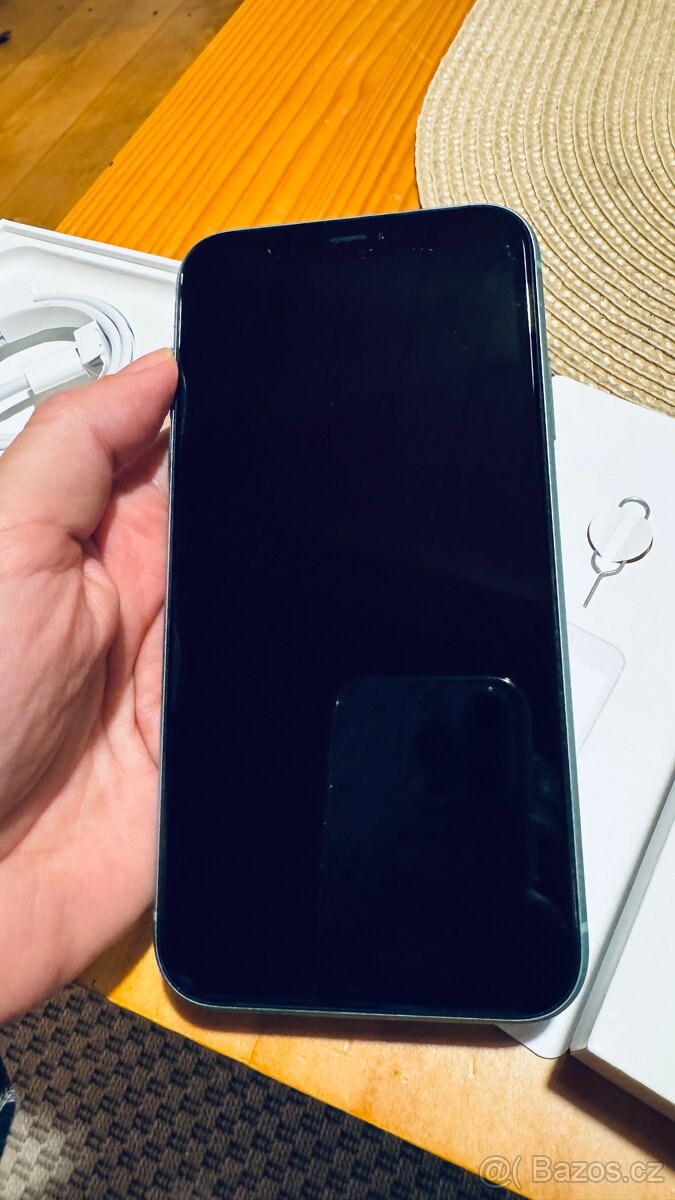 IPhone 11 64GB zelený. Top stav - 2