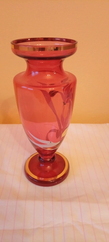 Červená váza s malovanými květy - 2