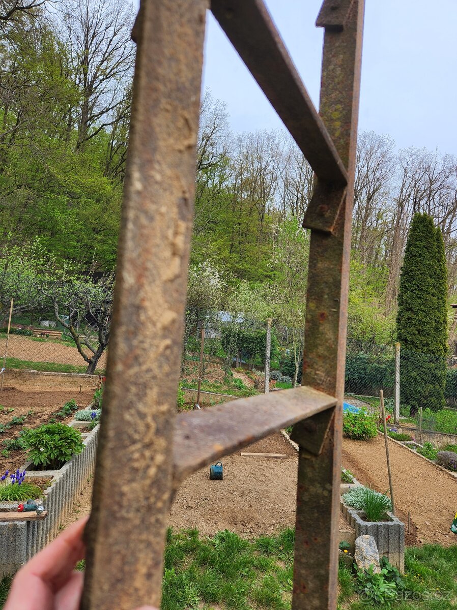 železný žebřík se skloněnými stupňi - 2